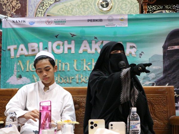 Ummi Pipik Isi Tabligh Akbar Muslimah di Masjid Oman